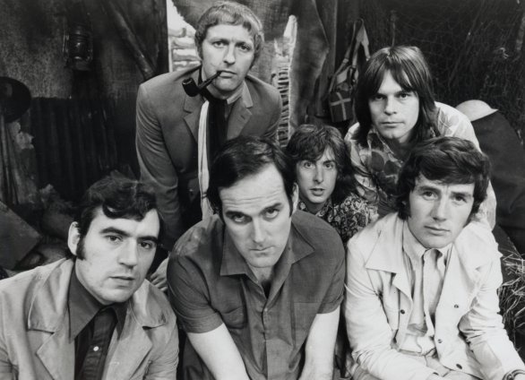 Na snímke z roku 1969 sú členovia britskej skupiny komikov Monty Python. Zľava dole Terry Jones, John Cleese, Michael Palin a zľava hore Graham Chapman, Eric Idle a Terry Gilliam. Foto – TASR/AP