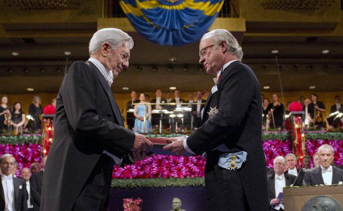 Mario Vargas Llosa pri preberaní Nobelovej ceny za literatúru. Foto - TASR/AP