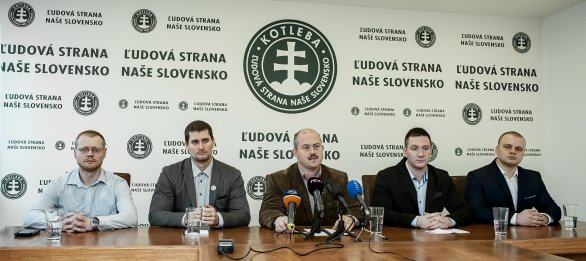 Marian Kotleba s kandidátmi svojej strany do europarlamentu. Foto – TASR