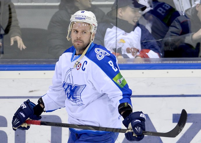 Martin Cibák ako kapitán Nižnekamska v KHL. Foto – TASR/Martin Baumann