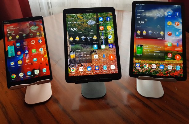 Trojica androidných škridiel. Zľava doprava: 8-palcový Huawei MediaPad M5 8.4 (2018), 10-palcový Samsung Galaxy Tab S3 (2017) a rovnako 10-palcový, no predsa iný Samsung Galaxy Tab S4 (2018). Markantná je zmena stratégie Samsungu pri prechode medzi verziami S3 a S4: odklon od „ipadovského“ pomeru strán displeja 3:4 v prospech širokouhlého formátu 10:16. Foto – autor