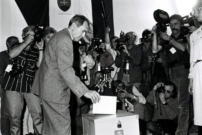 Aj Vasil Biľak volil v Bratislave 8. júna 1990 v prvých slobodných voľbách. Foto – TASR/AP