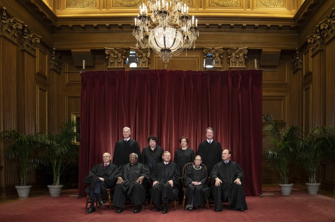 Deväť sudcov Najvyššieho súdu USA. Foto – TASR/AP