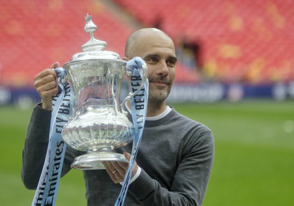 Pep Guardiola s trofejou po víťazstve v FA Cupe. Foto - TASR/AP