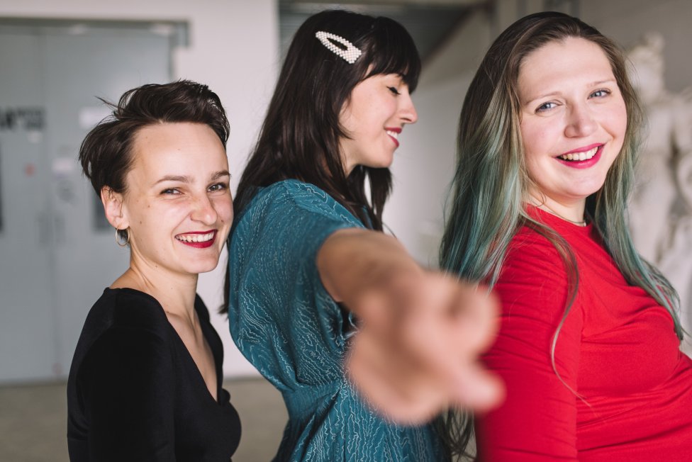 Divadlo NUDE - Laura Štorcelová, Lýdia Ondrušová a Veronika Malgot. Foto - Nina Pacherová