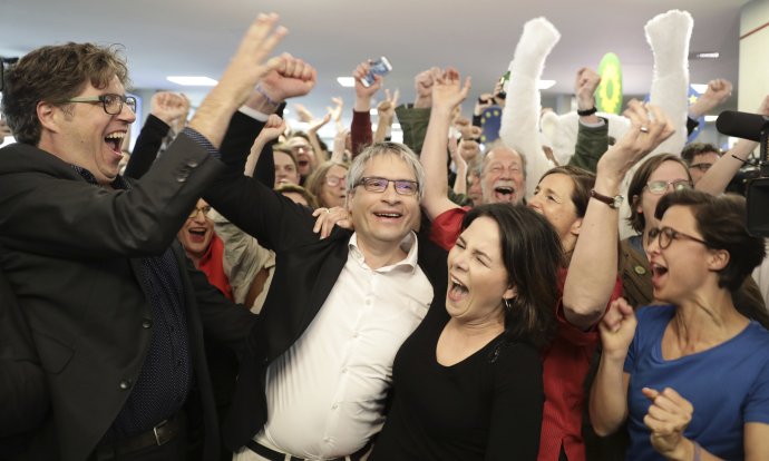 Lídri nemeckých zelených, Annalena Baerbocková v strede sa teší z výsledkov volieb. Foto - TASR/AP