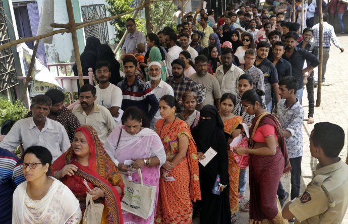 Ľudia čakajú pred volebnou miestnosťou v Bombaji. Foto – TASR/AP