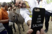 Na ministerstve len 17 dní, radšej si robí selfie s voličmi. Salvini za nimi lieta policajnými vrtuľníkmi
