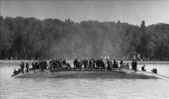 Potopená loď Pajtás na Balatone. Foto - balatonfuredma.hu