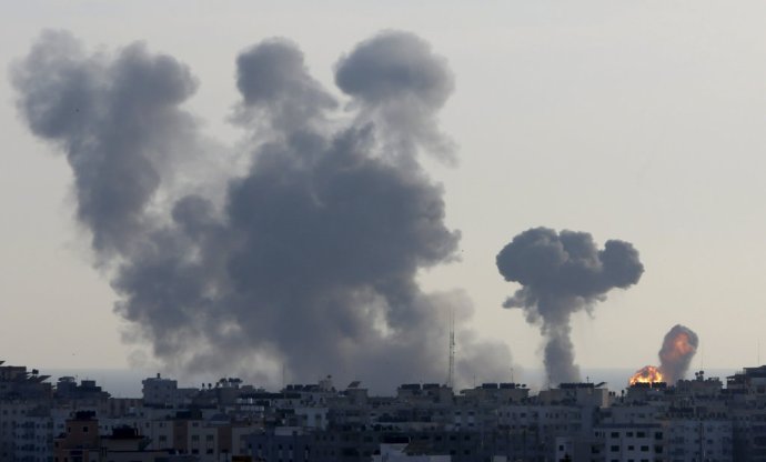Izraelský nálet v pásme Gazy. Foto - TASR/AP