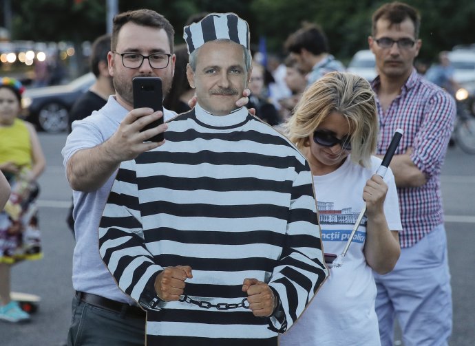 Rumuni v uliciach oslavovali zatknutie Dragneu aj s jeho maketou vo väzenskom oblečení. Foto - TASR/AP
