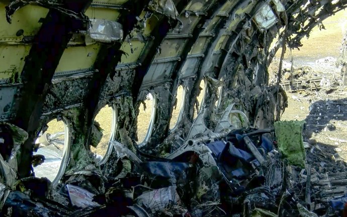 Zhorená zadná časť lietadla, kde zahynulo najviac ľudí. Foto - TASR/AP