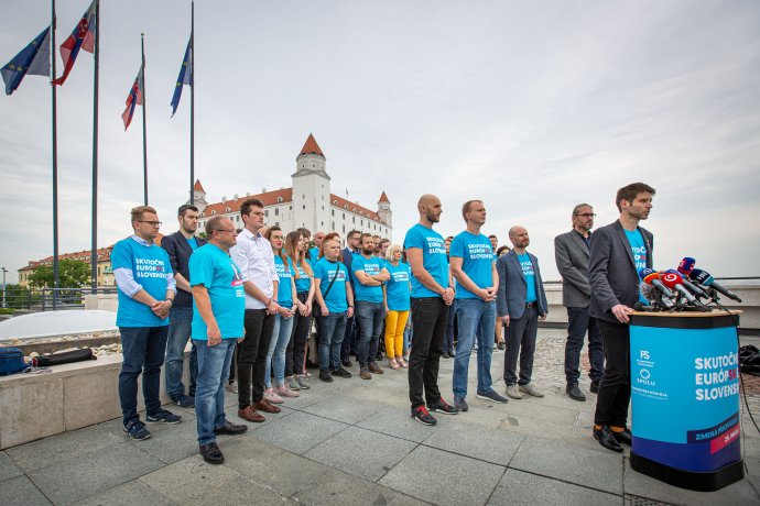 PS/Spolu sa po víťazstve predstavila verejnosti pred Národnou radou s výhľadom na Hrad. Foto N - Tomáš Benedikovič