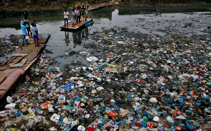 Plastový odpad v Indii. Ilustračné foto - TASR/AP
