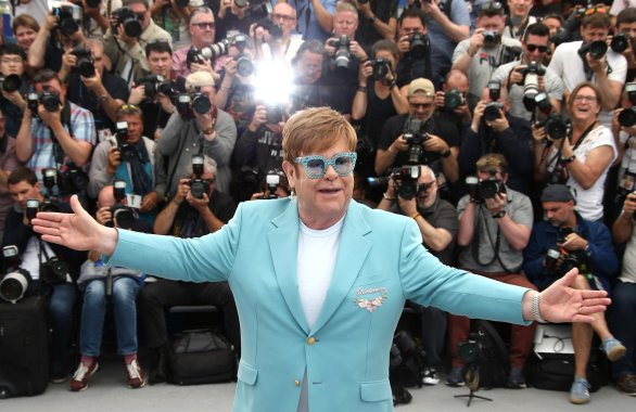 Elton John pózuje pred fotografmi v Cannes. Foto – Invision/AP/Joel C Ryan