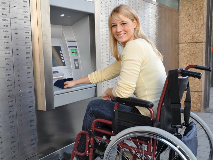 Bezproblémový prístup k bankomatu či do pobočky banky nie je vždy samozrejmosťou. Ilustračné foto: Slovenská sporiteľňa