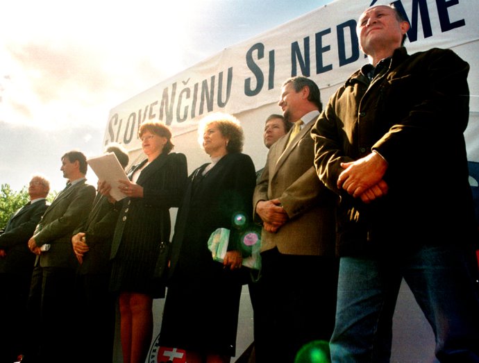 Témy jazyka sa SNS držala celé 90. roky. Na snímke jej protestný míting proti prijatiu zákona o používaní jazyka menšín 23. júna 1999 v Bratislave. Opäť s Víťazoslavom Móricom v jednej z hlavných úloh. Foto - TASR