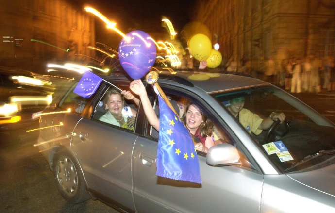 Slovensko i okolité štáty sa pre vstup do EÚ rozhodli dobrovoľne v referendách. Na fotke sú oslavy obyvateľov Varšavy po úspešnom referende, v ktorom za vstup do EÚ hlasovala zhruba 80 percent zúčastnených. Foto - TASR/AP