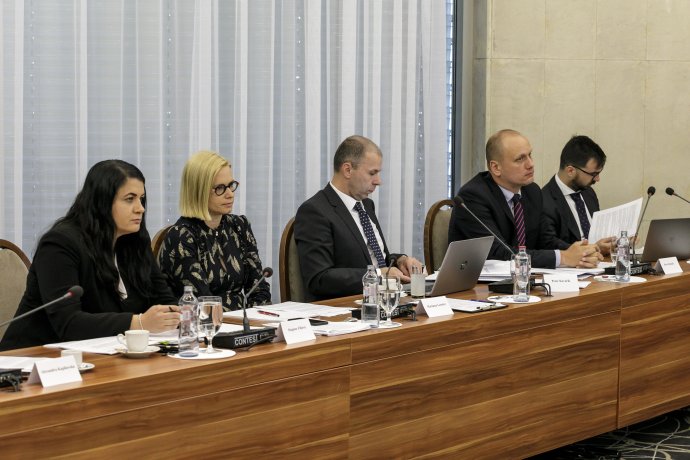 Verejné vypočutie kandidátov na predsedu Úradu na ochranu oznamovateľov protispoločenskej činnosti v júni 2019. Foto – TASR