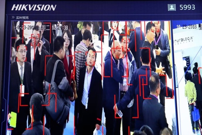 Rozpoznávanie tvárí bezpečnostnými kamerami zabezpečuje štátna firma Hikvision. Foto - AP/Ng Han Guan