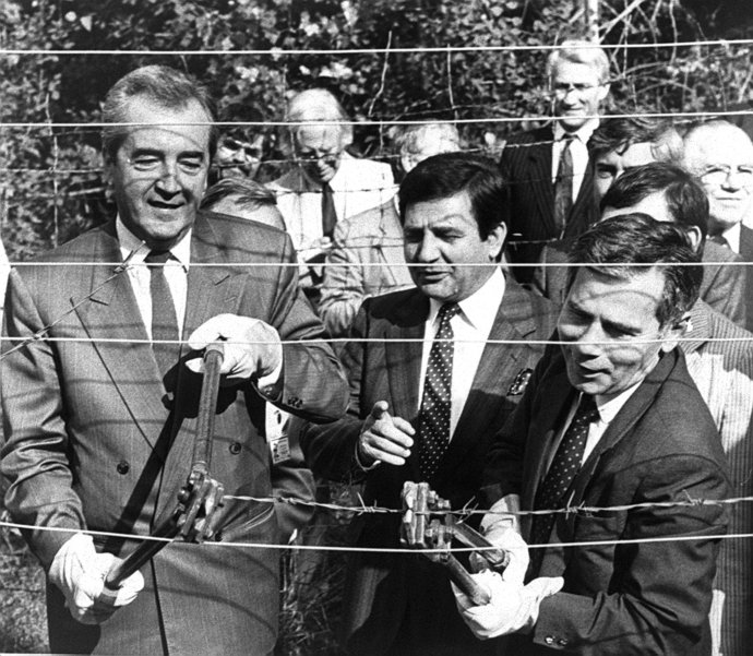 Ministri zahraničia Rakúska a Maďarska Alois Mock a Gyula Horn prestrihávajú 27. júna 1989 hraničný plot. Foto – TASR/AP
