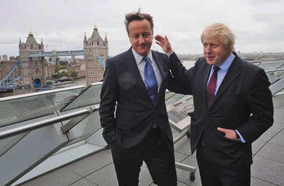 David Cameron a Boris Johnson. Dvaja kamaráti, spolužiaci a možno aj premiéri Británie. Foto - tasr/ap