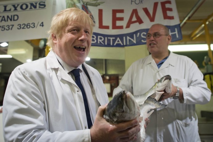 Johnson v kampani pred referendom v roku 2016 na rybacom trhu Billingsgate v Londýne. Foto - TASR/AP