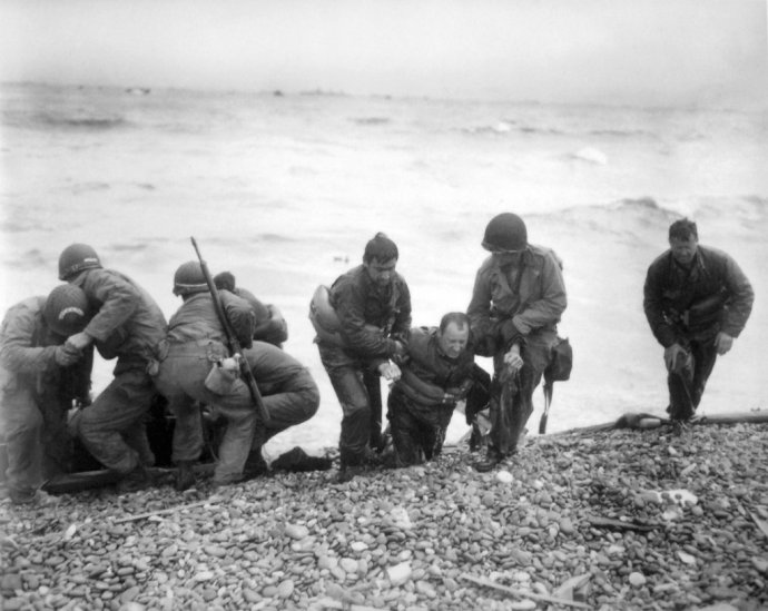 Na fotografii zo 6. júna 1944 americkí vojaci počas vylodenia v Normandii. Foto - TASR/AP
