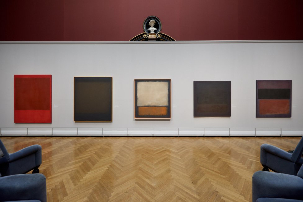 Pohľad do výstavy Marka Rothka v Umeleckohistorickom múzeu vo Viedni. (© 1998 Kate Rothko Prizel & Christopher Rothko; Viedeň, 2019) Foto – KHM-Museumsverband