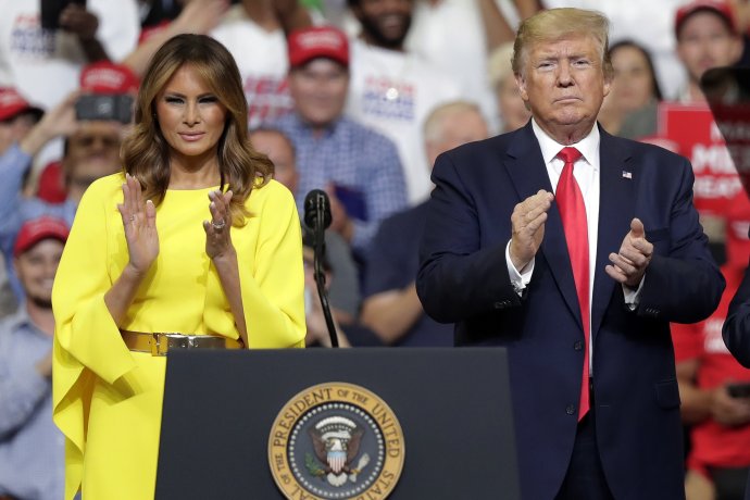 Donald Trump s manželkou Melaniou oficiálne otvoril kampaň na znovuzvolenie. Foto - TASR/AP
