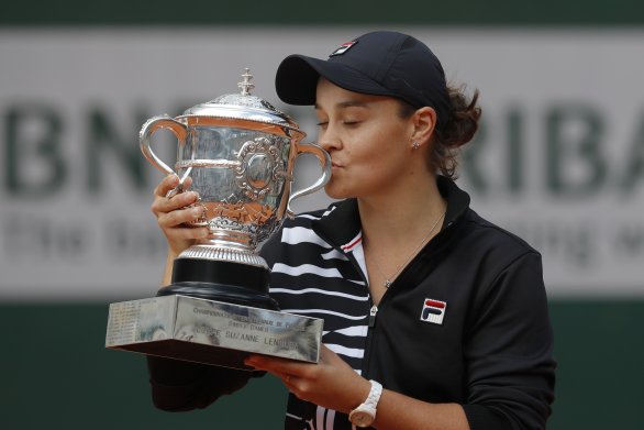 Ashleigh Bartyová s trofejou za víťazstvo na Roland Garros. Foto – AP/Michel Euler