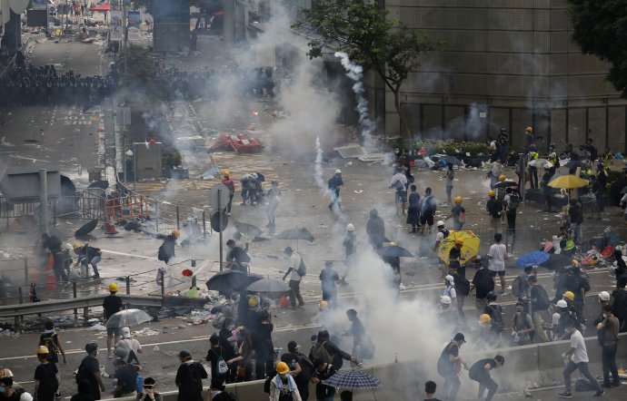 Polícia sa snaží rozohnať demonštrantov pomocou slzotvorného plynu. Foto - AP