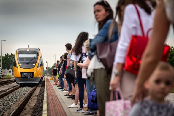 Jednokoľajkou medzi Komárnom, Dunajskou Stredou a Bratislavou sa dnes preváža päťkrát toľko ľudí ako pred príchodom RegioJetu. Foto N - Tomáš Benedikovič