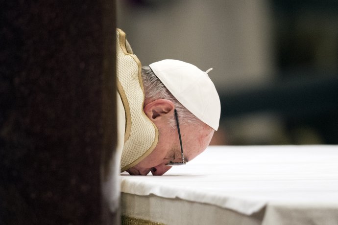Pápež František v roku 2016 počas omše, na ktorej požiadal o odpustenie predstaviteľov kresťanských cirkví, ktoré katolíci v minulosti prenasledovali. Foto - TASR