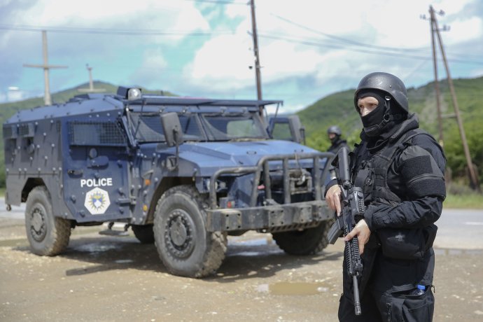 Špeciálne jednotky kosovskej polície zasahovali na severe Kosova, kde žijú hlavne Srbi. Belehrad hovorí, že chceli ľuďom nahnať strach; Kosovo, že bojujú proti pašovaniu. Foto - TASR/AP
