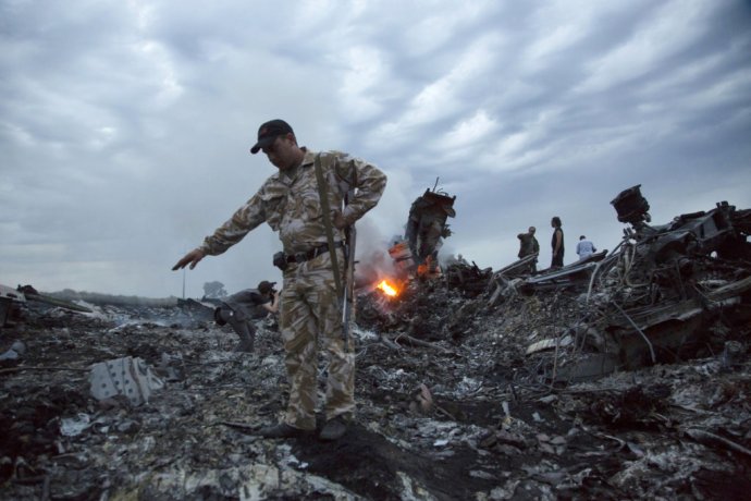 Medzi troskami letu MH17. Foto - TASR/AP