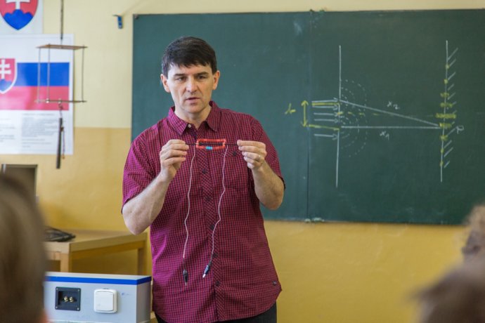 Víťaz Ceny Dionýza Ilkoviča 2018 - učiteľ Ľubomír Konrád zo žilinského gymnázia pri experimente na vzdelávacom krúžku