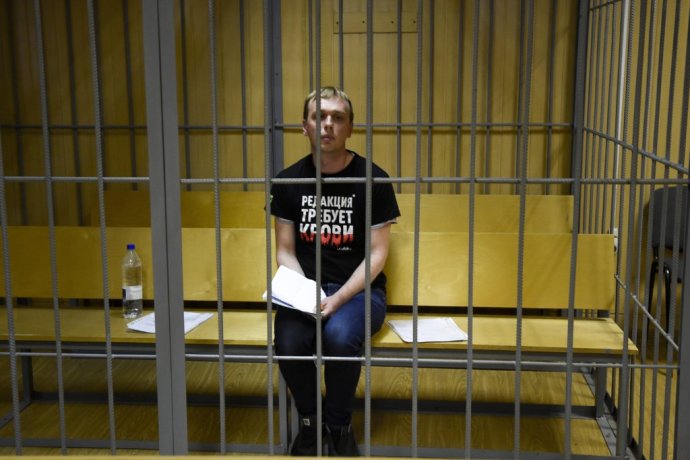 Ruský investigatívny novinár Ivan Golunov za policajnými mrežami. Foto - TASR/AP