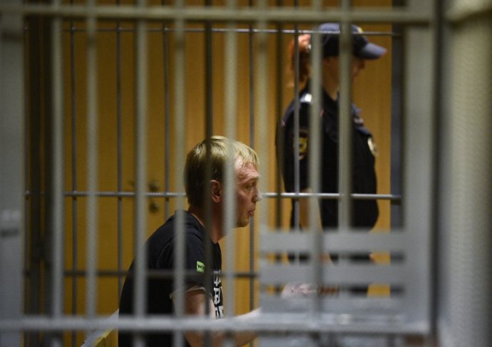 Ruský investigatívny novinár Ivan Golunov za policajnými mrežami. Foto - TASR/AP