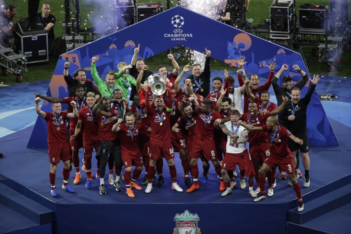 Futbalisti Liverpoolu s víťaznou trofejou. Foto – AP/Emilio Morenatti