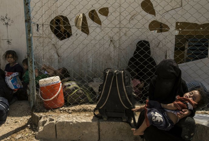 Väčšinu obyvateľov preľudneného utečeneckého tábora al-Hol tvoria ženy a deti bývalých členov Islamského štátu. Foto – TASR/AP