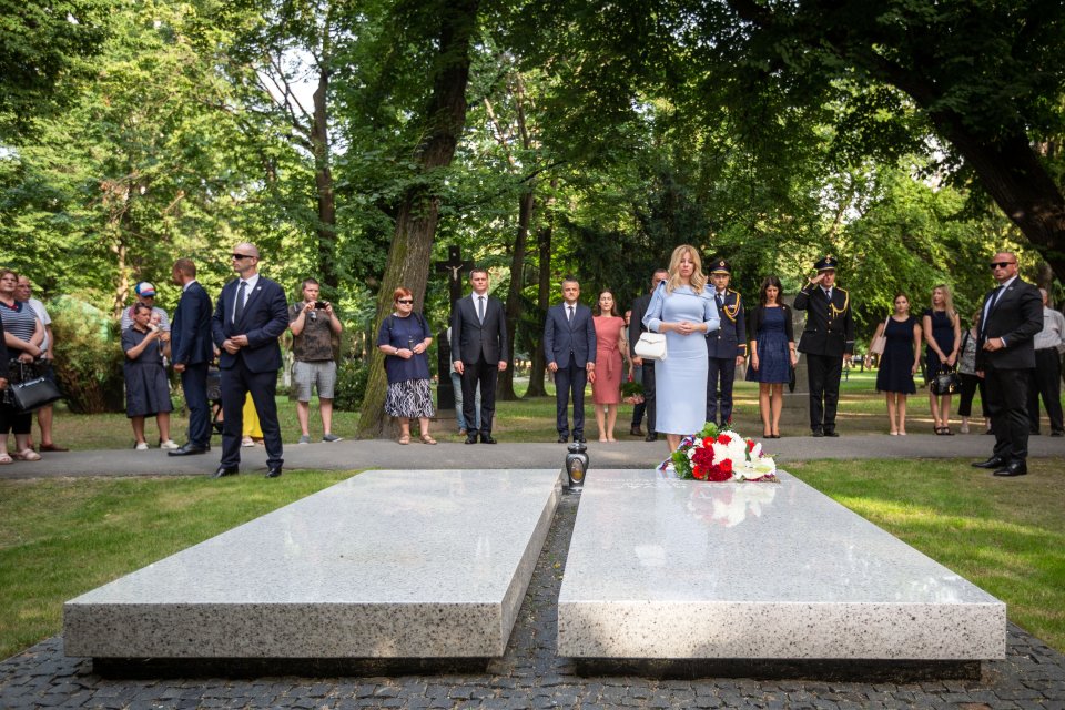 Zuzana Čaputová pri hrobe Michala Kováča na Ondrejskom cintoríne. Foto N - Tomáš Benedikovič