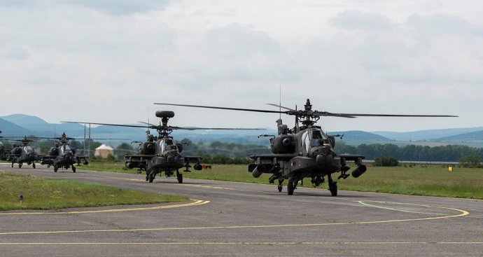 Vrtuľníky Apache na letisku v Piešťanoch 29. mája. Foto - Facebook Letiska Piešťany