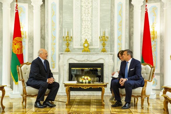 Na snímke vľavo bieloruský prezident Alexander Lukašenko a vpravo predseda NR SR Andrej Danko počas prijatia v Paláci nezávislosti 4. júna 2019 v Minsku. Foto - Tasr