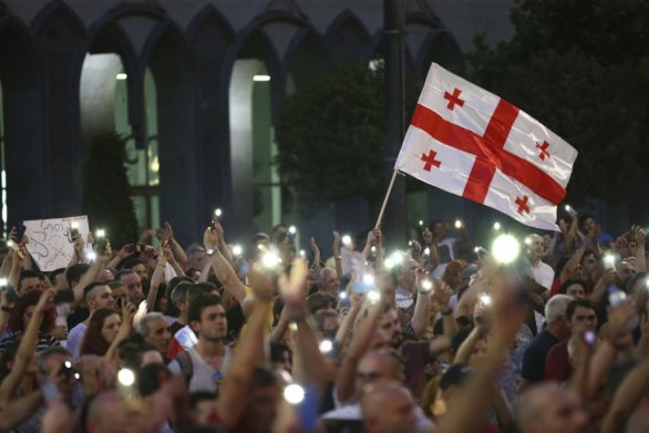Gruzínski demonštranti pred parlamentom v Tbilisi. Foto - TASR/AP