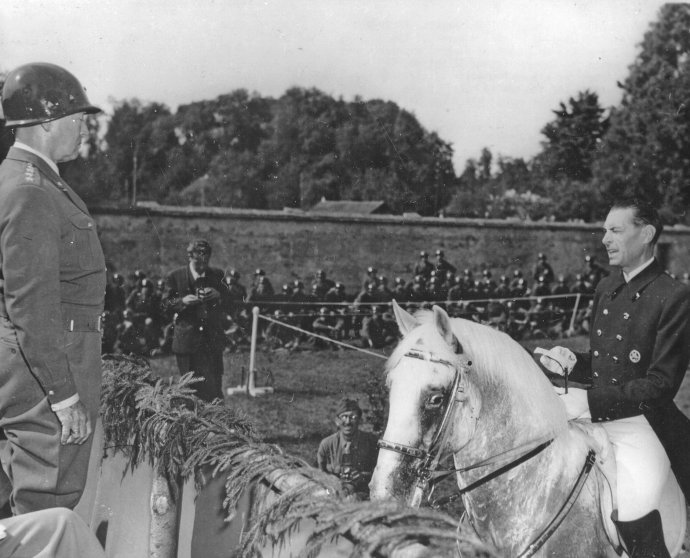 Fotka z obálky slovenského prekladu knihy. Americký generál Patton s rakúskym dôstojníkom Podhajským, ktorý sedí na lipicanovi. Foto – theaikenhorse.com