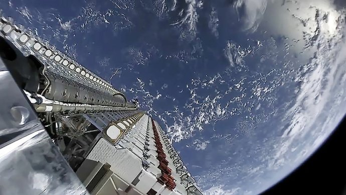 Pohľad na satelity tesne pred tým, ako ich raketa 24. mája vypustila na obežnú dráhu Zeme. Foto – SpaceX