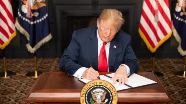 Donald Trump opäť zavádza sankcie na Irán, august 2018