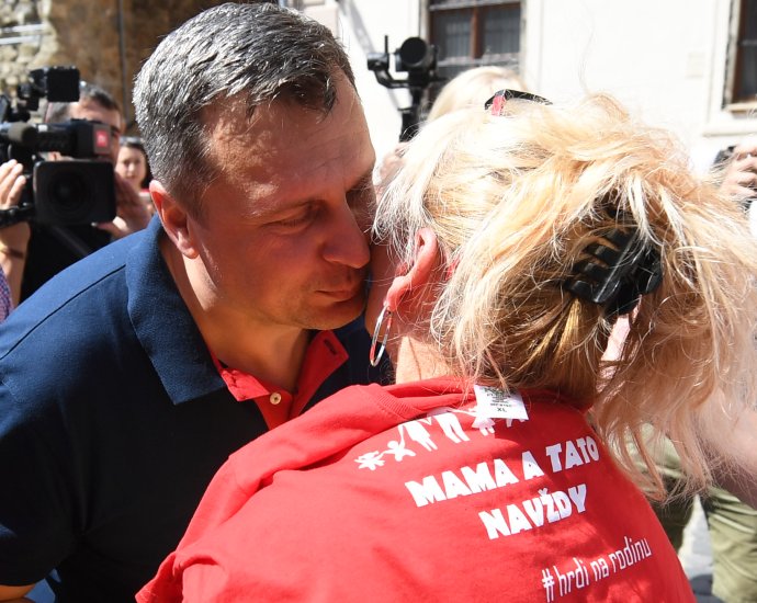 Andrej Danko sa víta s účastníčkou pochodu Hrdí na rodinu. Foto - tasr