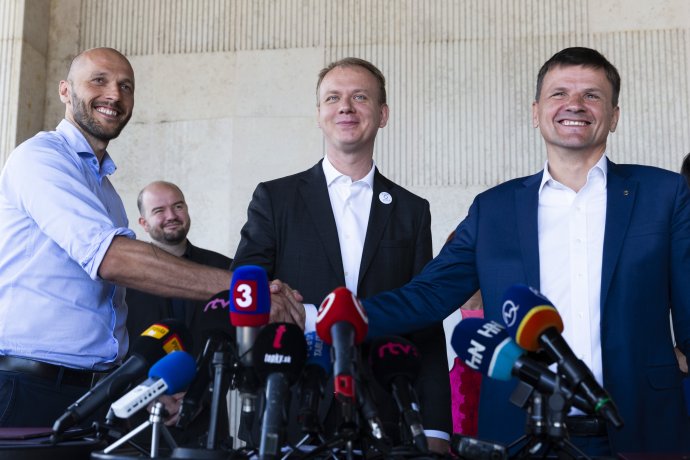 Michal Truban, Miroslav Beblavý a Alojz Hlina uzatvárajú dohodu. Foto - TASR